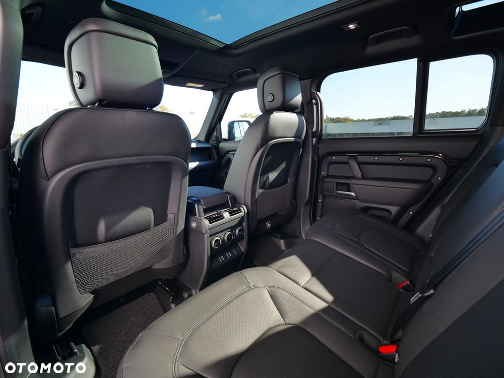Land Rover Defender - 32