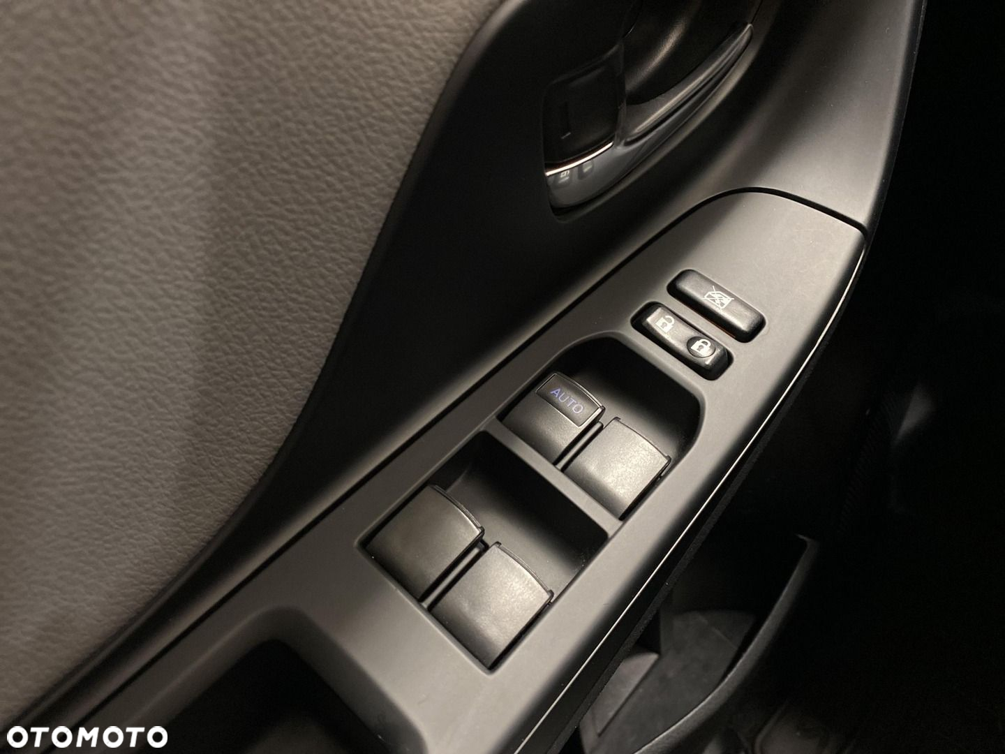 Toyota Yaris Hybrid 100 Selection Pure - 17