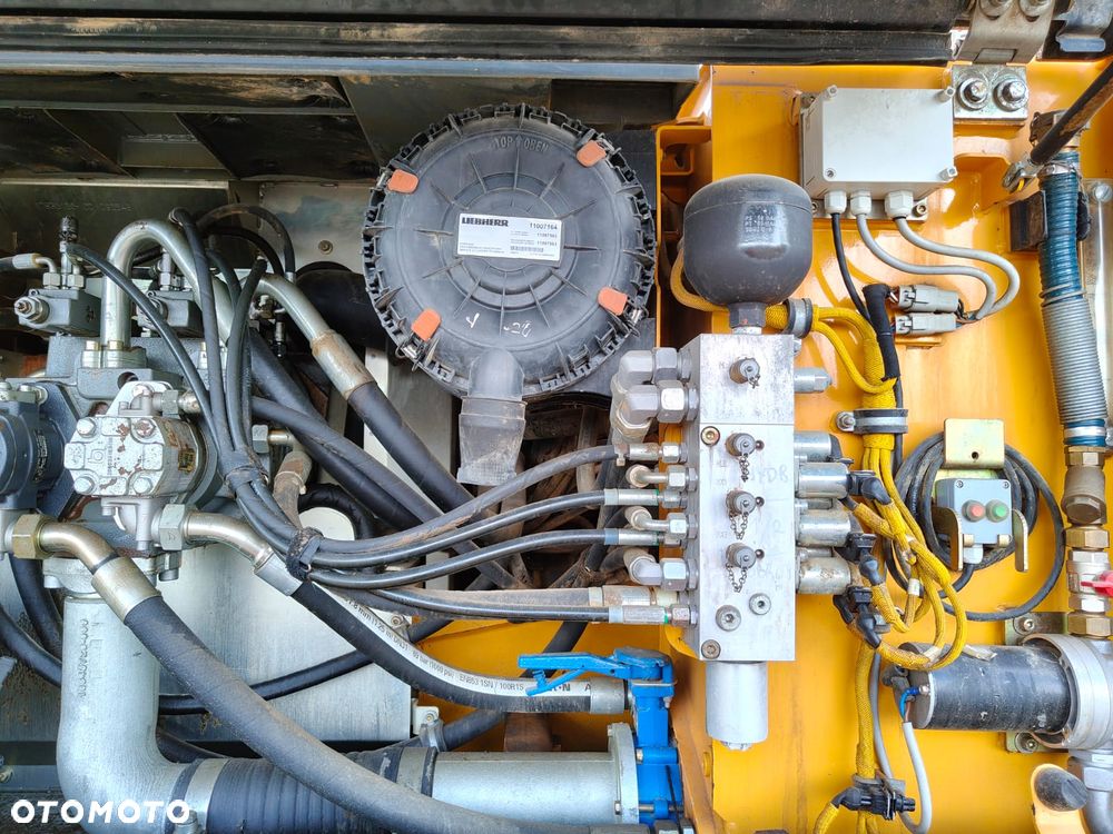Liebherr R922 - 11