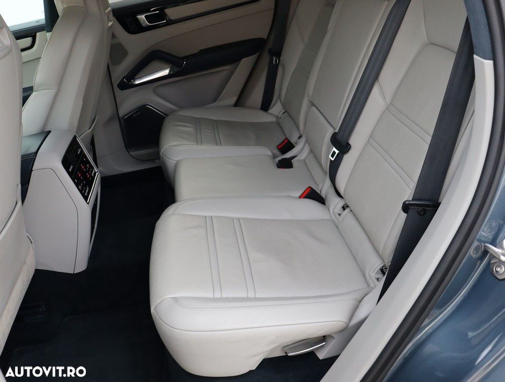 Porsche Cayenne Coupe - 12