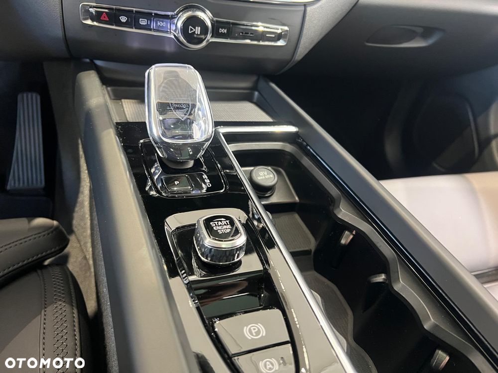 Volvo XC 60 B5 B AWD Plus Bright - 27