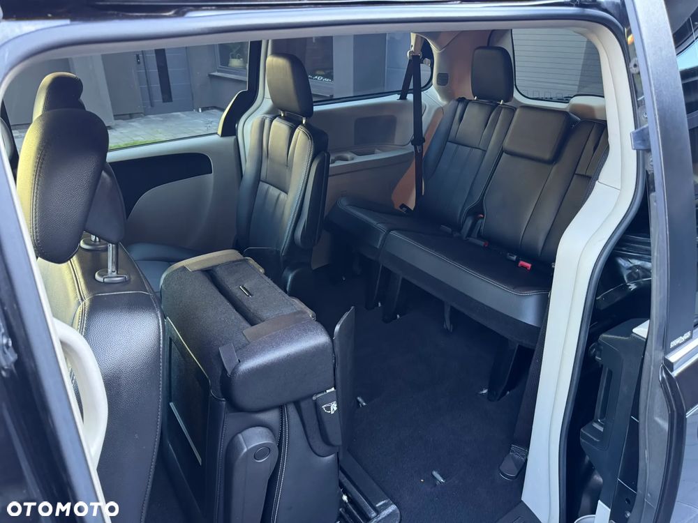 Chrysler Town & Country 3.6 Limited - 33