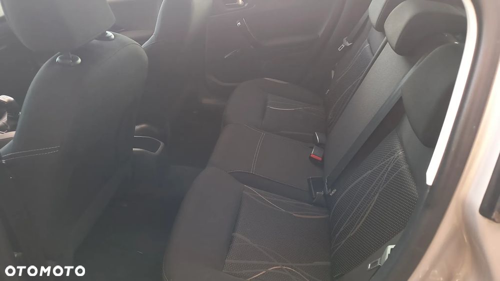 Peugeot 208 - 5