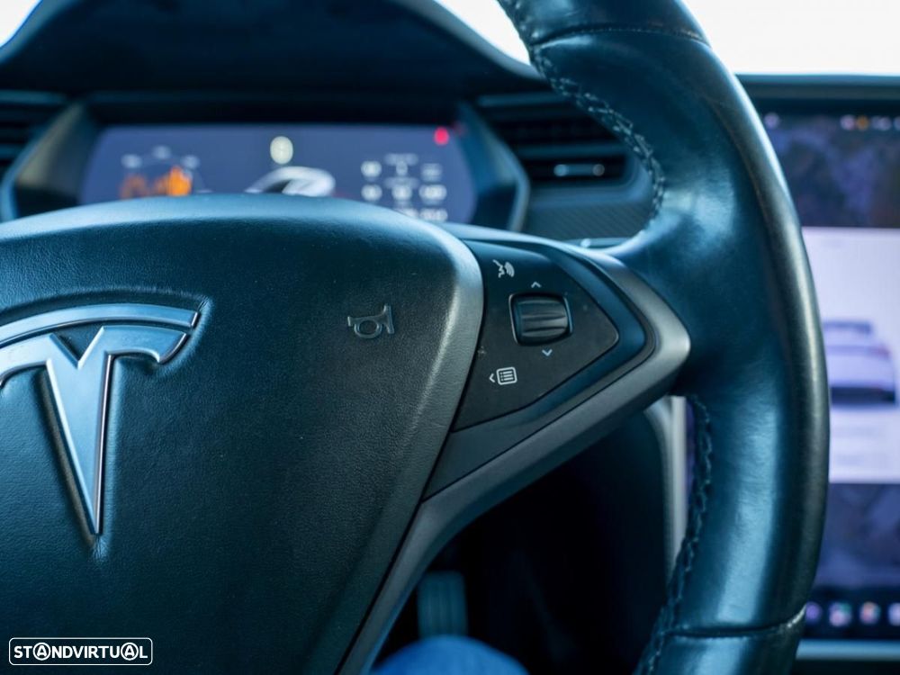 Tesla Model X - 34
