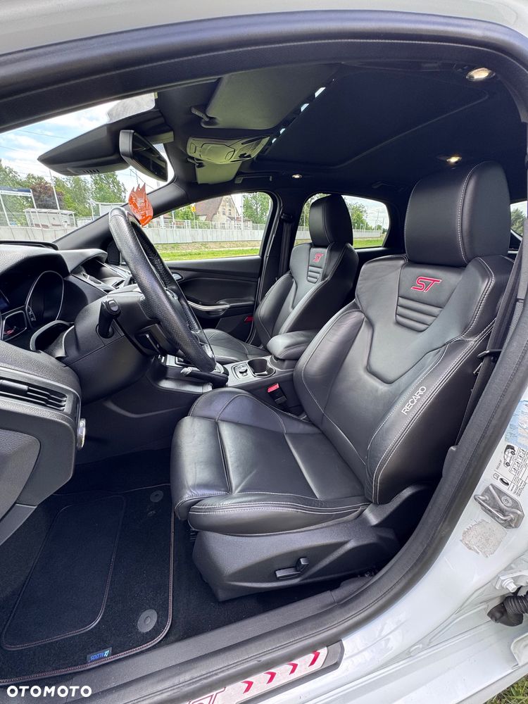 Ford Focus 2.0 EcoBoost ST mit Leder-Sport-Paket - 16