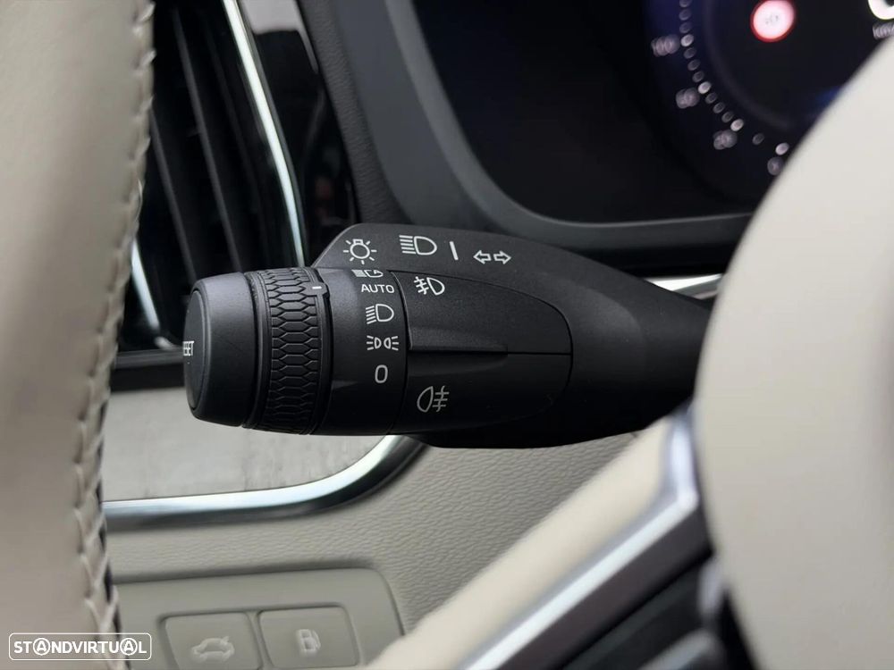 Volvo XC 60 2.0 T6 PHEV Plus Dark AWD - 34