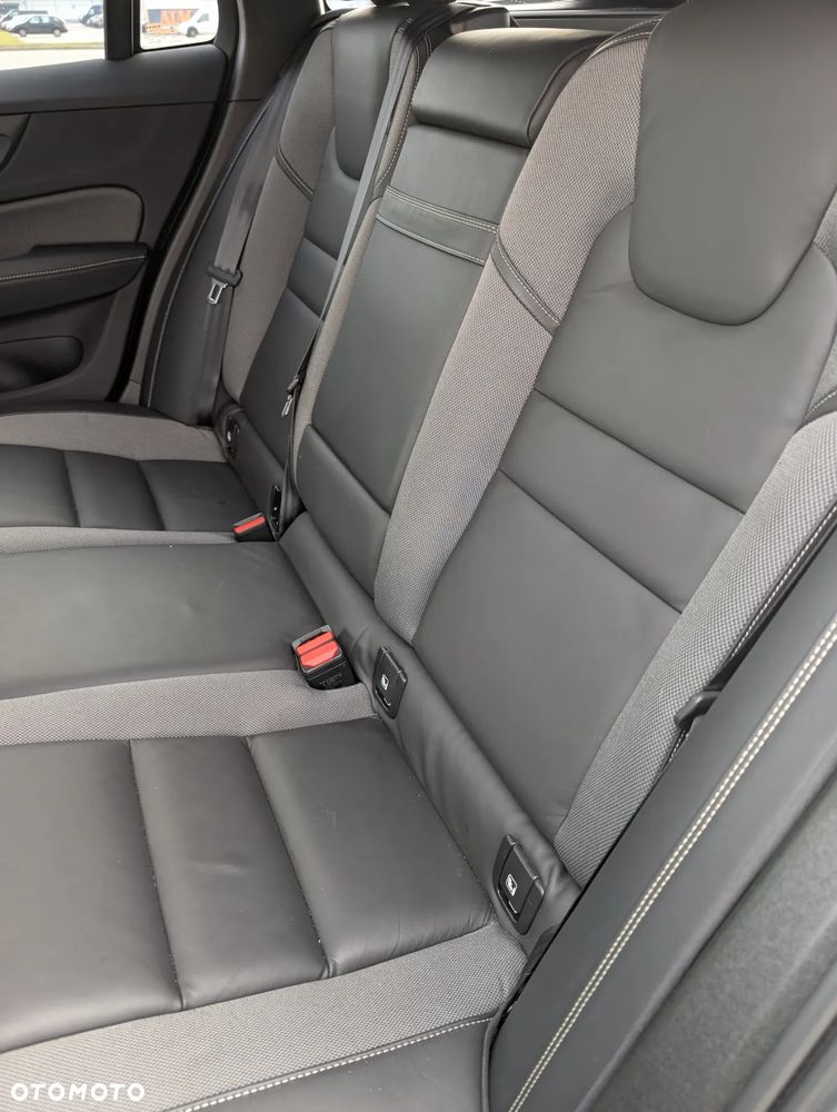 Volvo V60 B4 B R-Design - 39