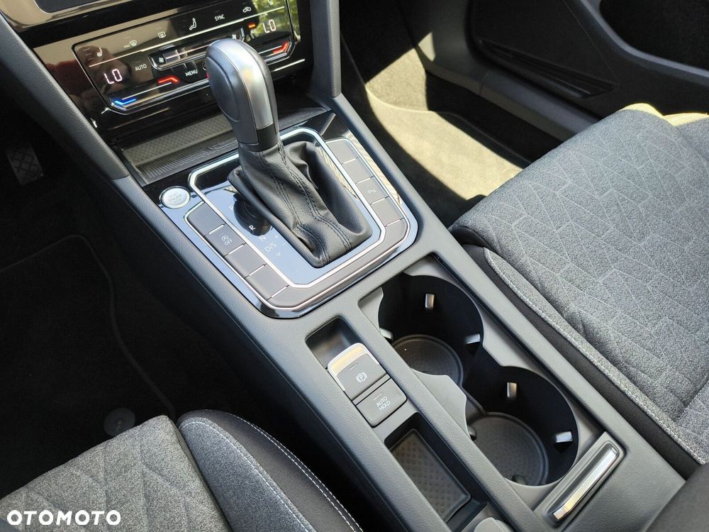 Volkswagen Passat - 11