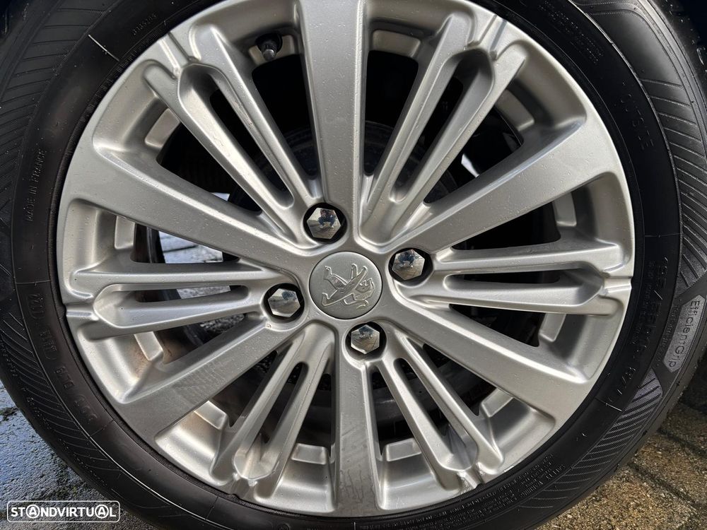 Peugeot 208 1.2 PureTech Signature - 16