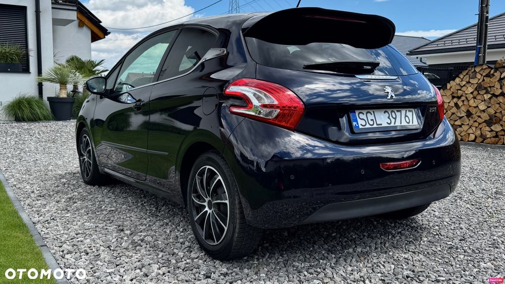 Peugeot 208 - 8