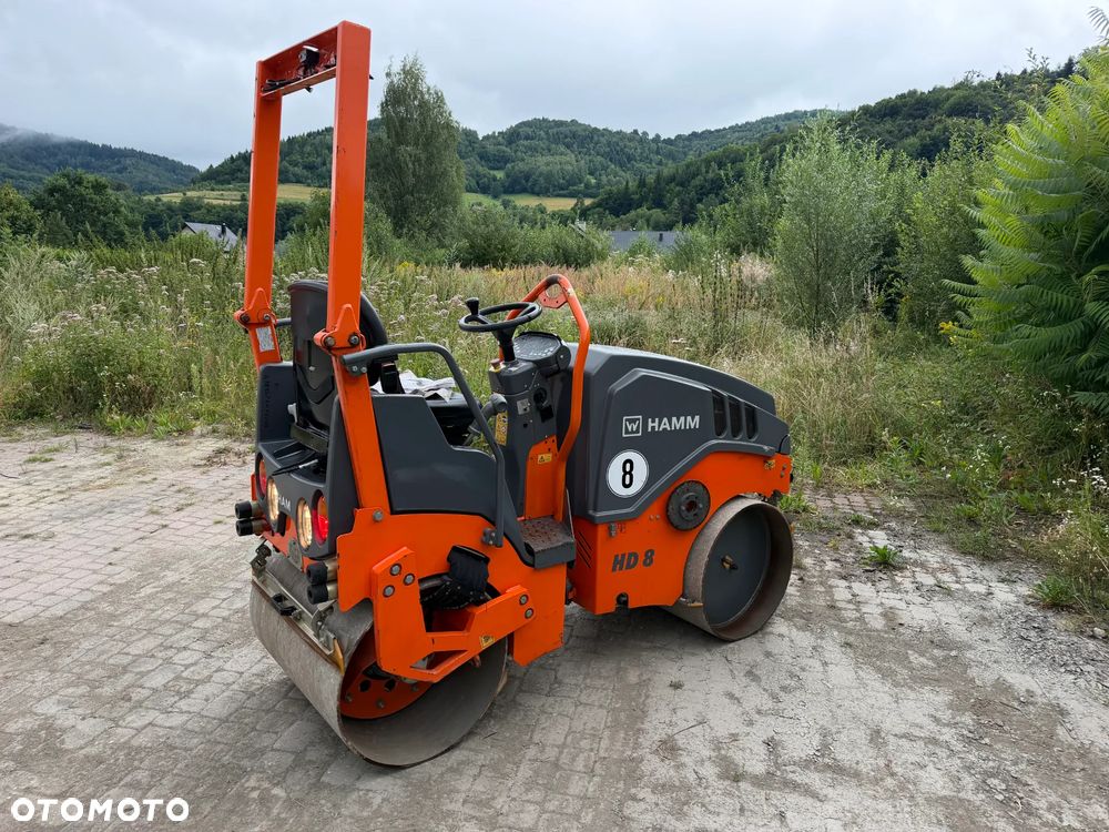 Hamm HD 8VV  Walec Terenowo Drogowy do Asfaltu z OBCINAKIEM BOCZNYM Hydraulicznym! 2 tony. Import Norwegia 2017 rok. 624 mtg. Silnik KUBOTA 3 cylindry. Maszyna nie różni się od Nowej z salonu! Serwisy w Dekra AKTUALNE 2026rok. Zero zniszczeń IGŁA !! Gotowy do długiej pracy. Po dużych serwisach eksploatacyjnych w Norwegii. Walec pochodzi z urzędu Komunalnego w Norwegii od pierwszego właściciela. Jego historia od nowości to lekkie inwestycje miejskie! Jedyna taka okazja! Bardzo mały walec a moc Potężna! Ani deka luzów i wycieków. OKAZJA. Zraszacze na dwa bębny. Ubijanie na dwa lub jeden bęben. Siła ubijania regulowana! - 2