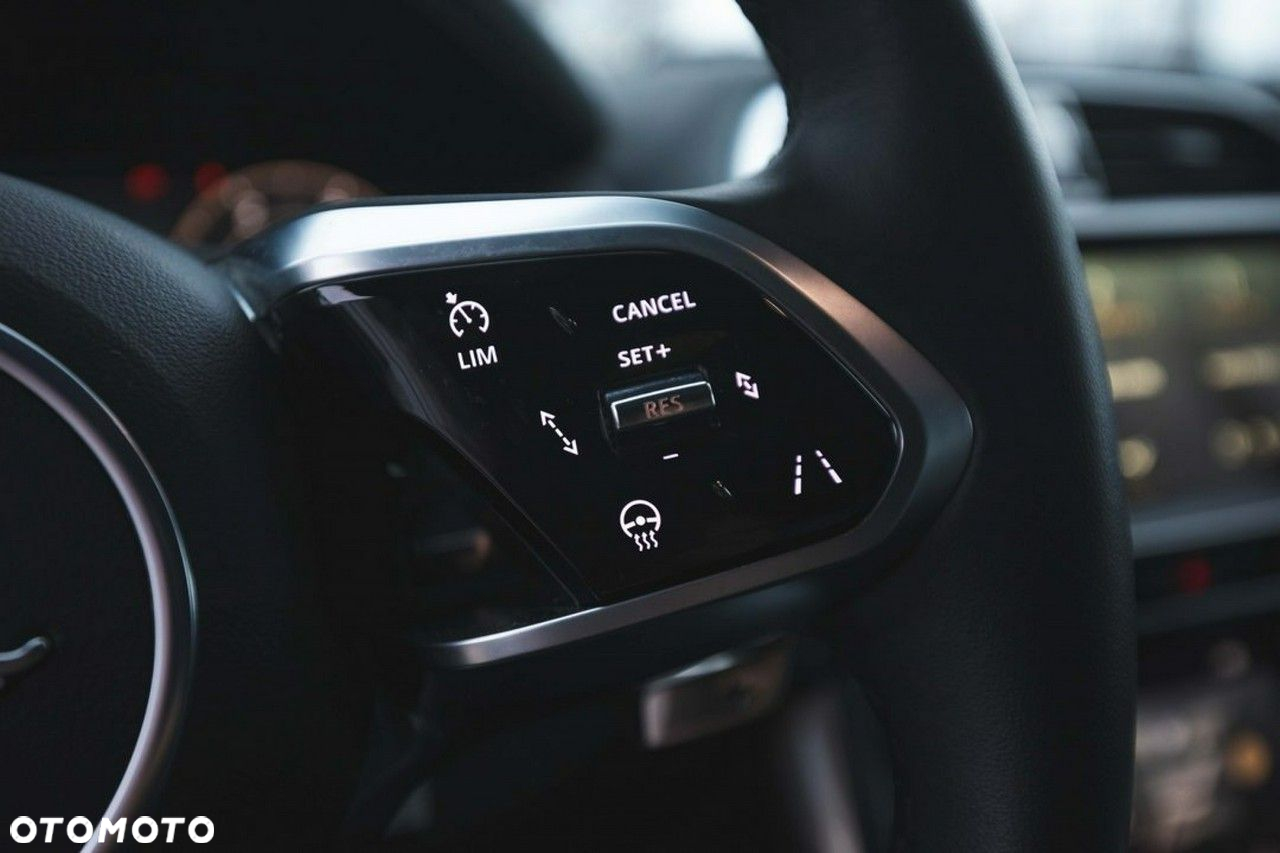 Jaguar XE - 19