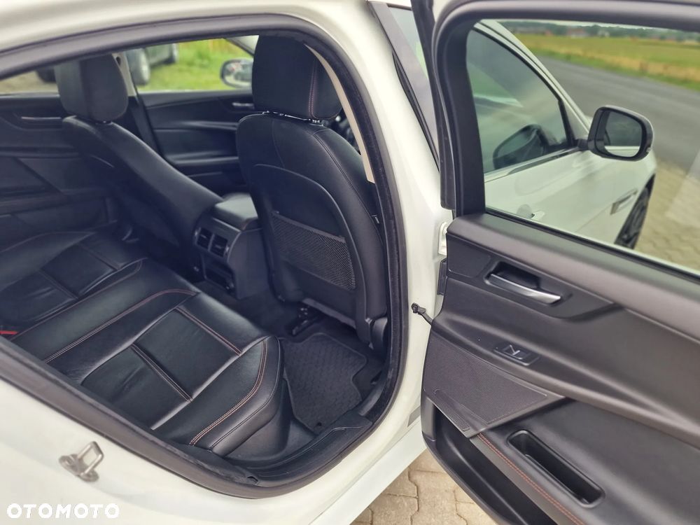 Jaguar XE 20d AWD R-Sport - 22