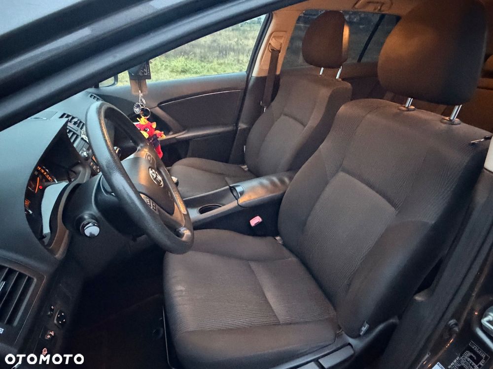 Toyota Avensis 1.6 - 7