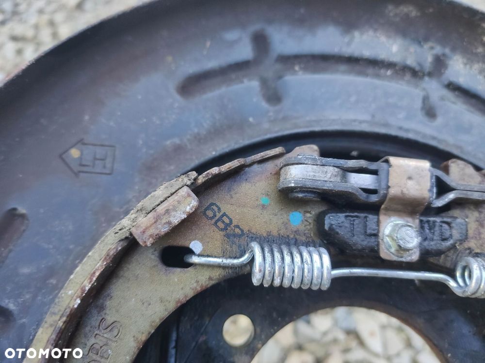 TARCZA KOTWICZNA LEWY TYŁ LINKA RĘCZNEGO KIA SORENTO III 3 2WD - 4