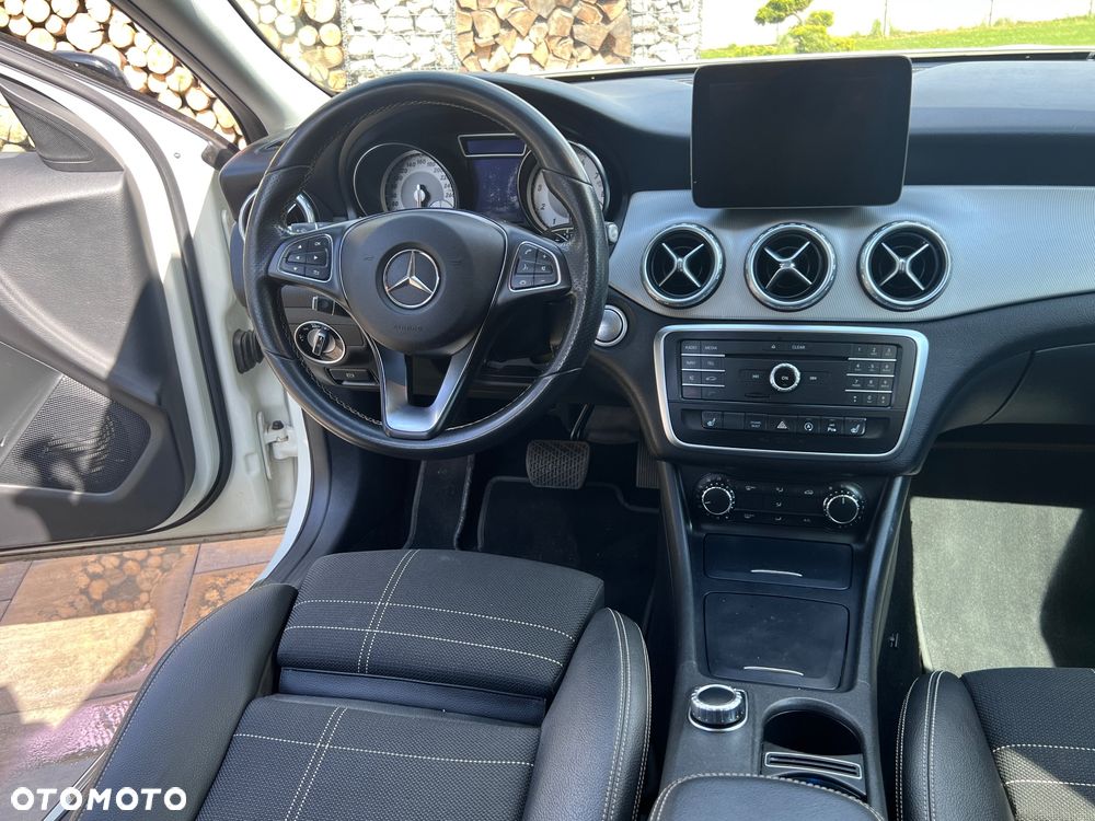 Mercedes-Benz GLA 200 7G-DCT StreetStyle - 21