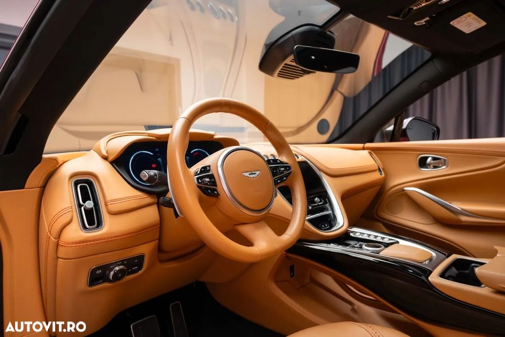 Aston Martin DBX - 11