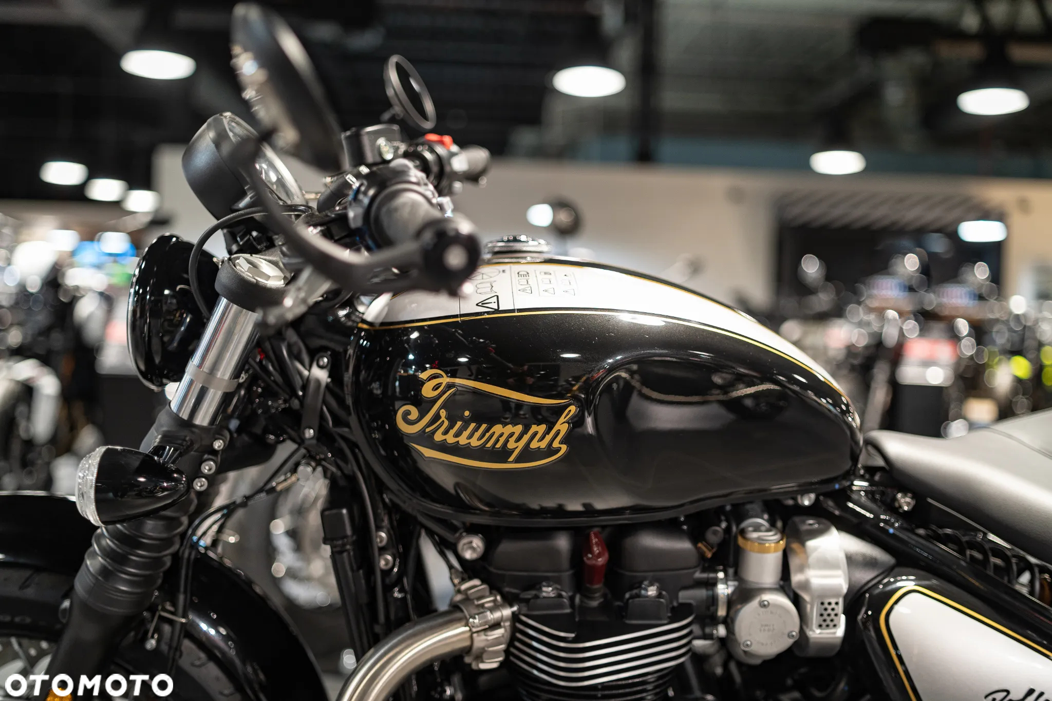 Triumph Bonneville Bobber - 21