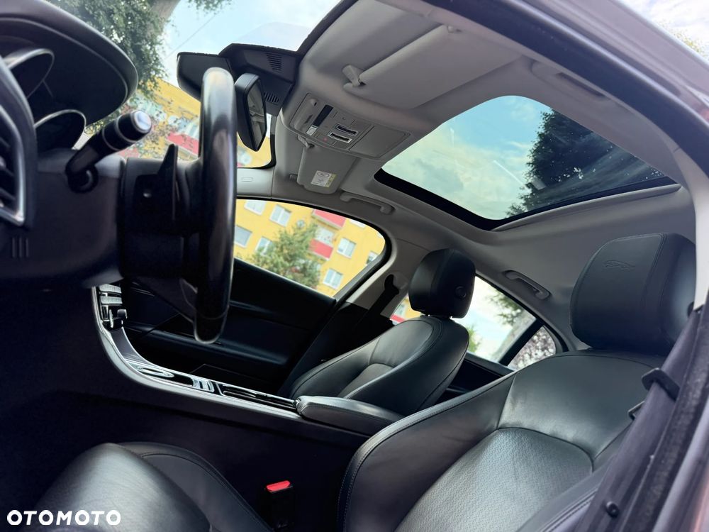 Jaguar XE 2.0 D Portfolio - 24