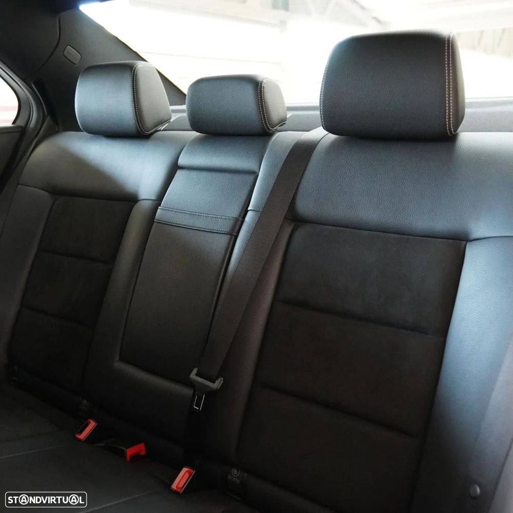 Mercedes-Benz E 300 Bluetec Hybrid Avantgarde - 23