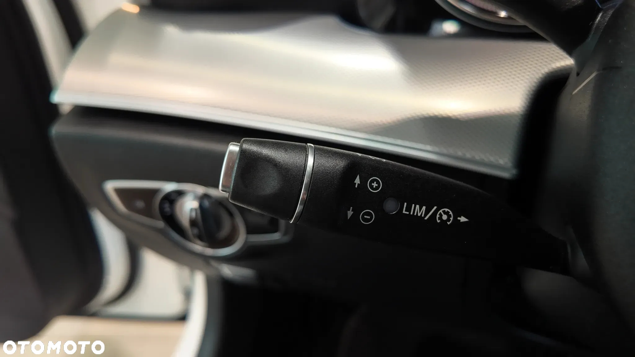 Mercedes-Benz Klasa E 220 d 4Matic T 9G-TRONIC Exclusive - 23