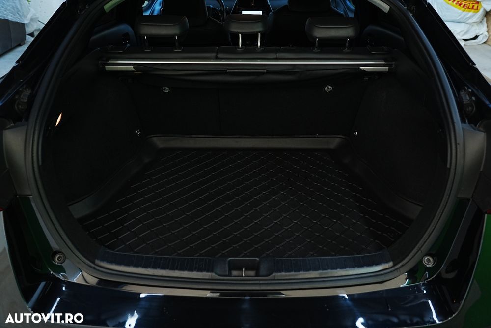 Toyota Prius 1.8 HSD Exclusive Plus - 30