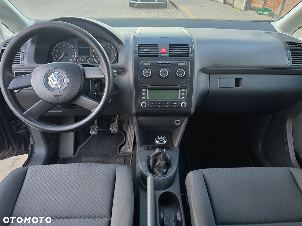 Volkswagen Touran - 12