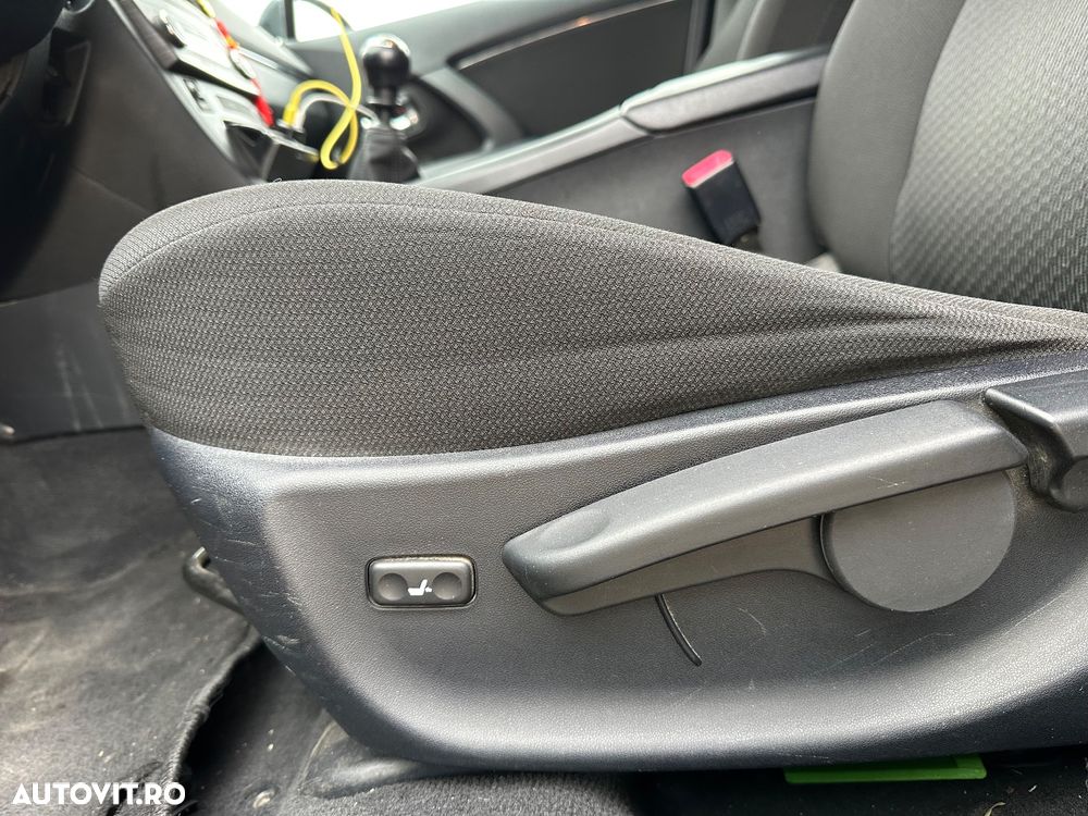 Toyota Avensis 2.2 D-4D Combi Executive - 15