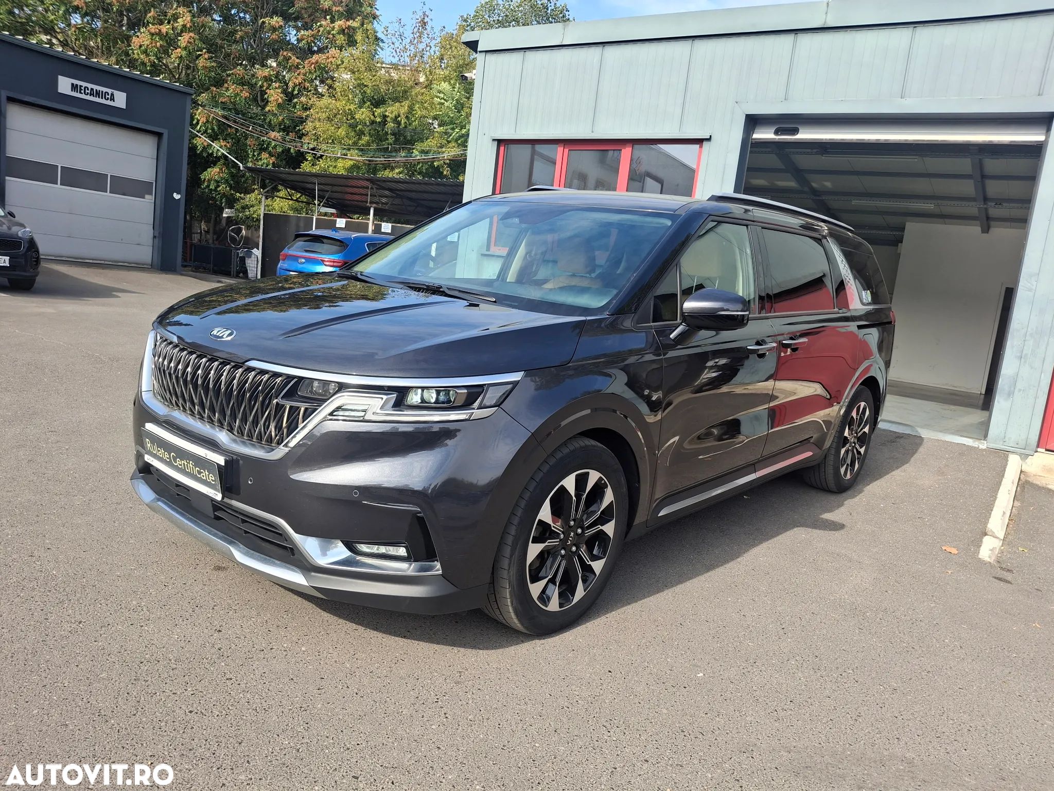Kia Carnival - 1