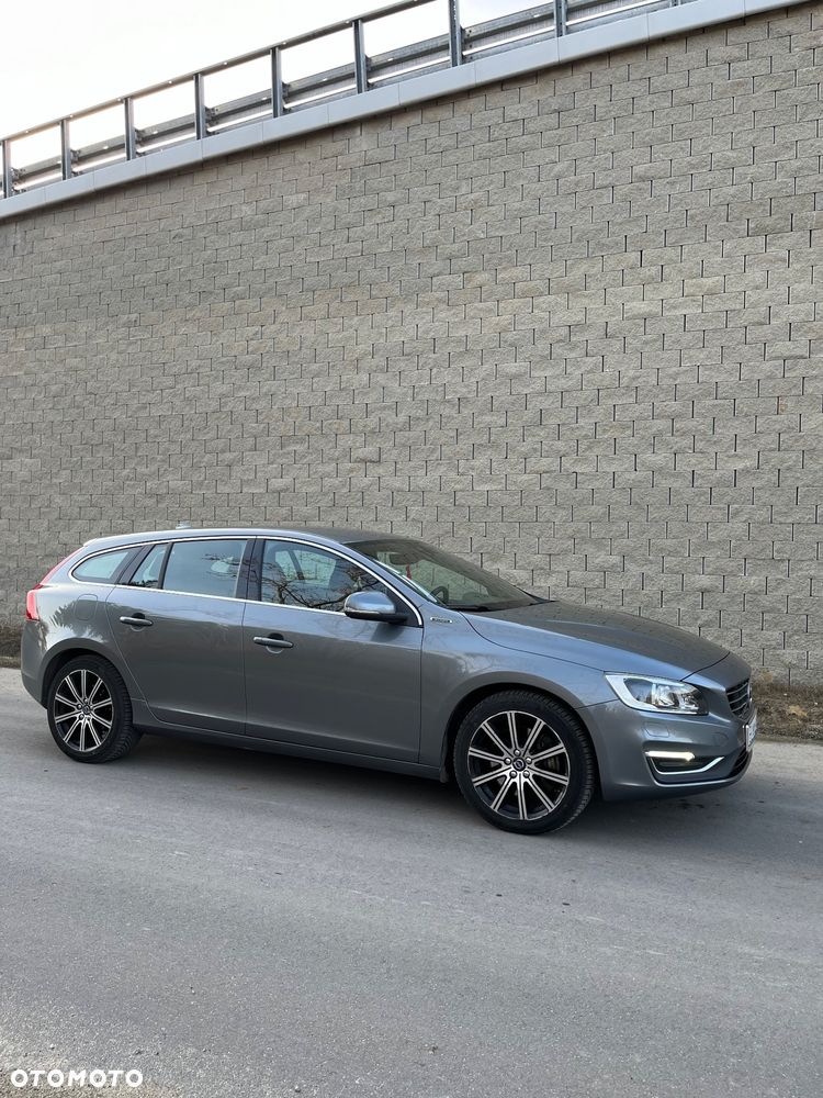 Volvo V60 D6 AWD Plug-in Hybrid R-Design Summum - 4