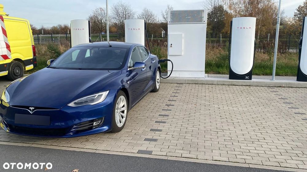 Tesla Model S - 4