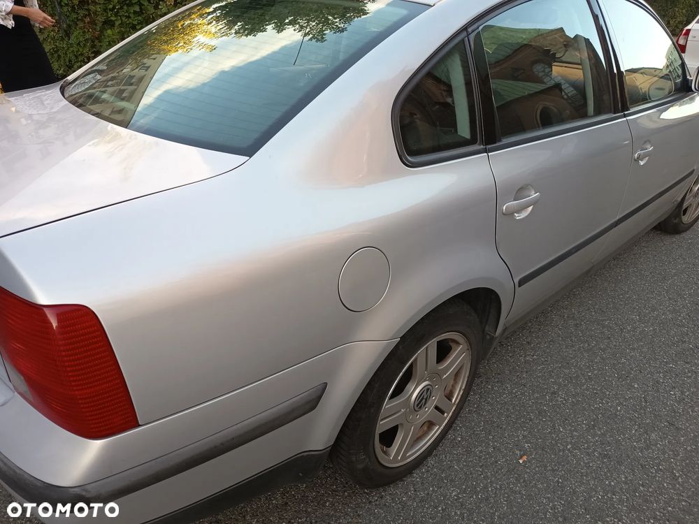 Volkswagen Passat 1.6 - 4