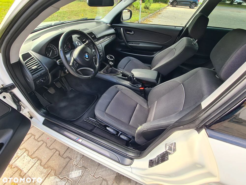 BMW Seria 1 120i - 24
