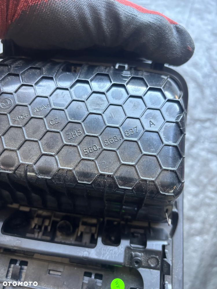 Skoda Karoq schowek lampka oświetlenie kabiny 5E0868837 5F0947133C - 3