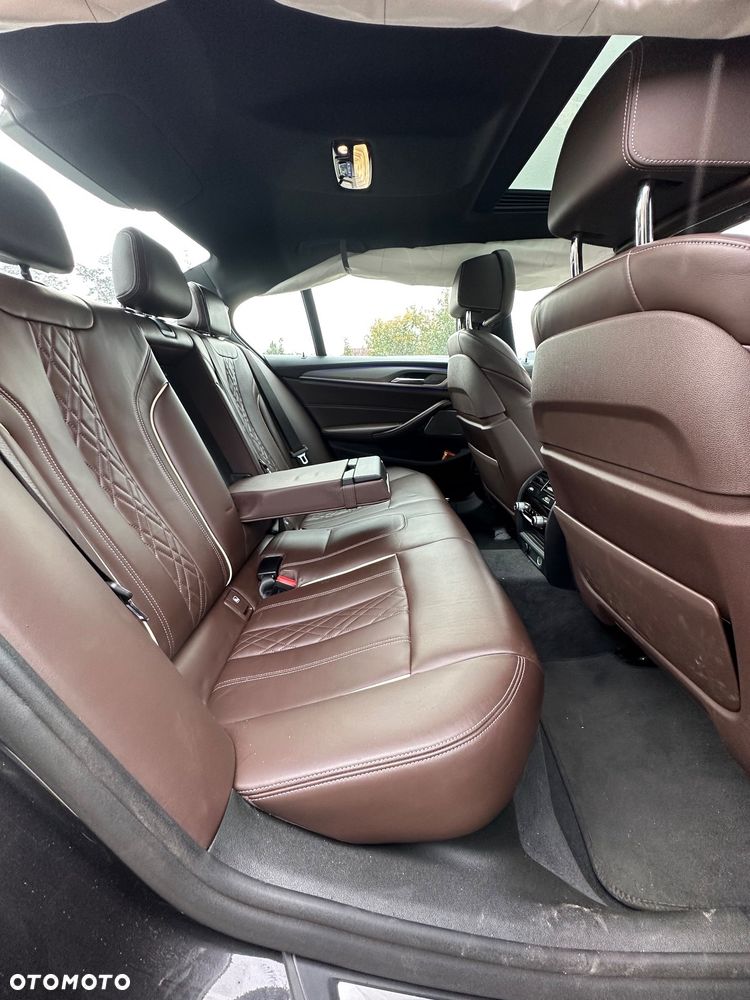 BMW Seria 5 M550i xDrive sport - 30