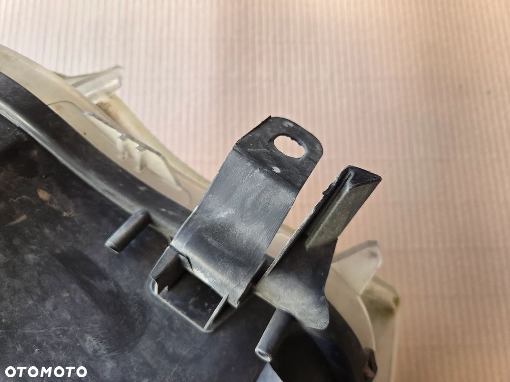 Lampa przednia prawa Citroen C4 II B7 - 9