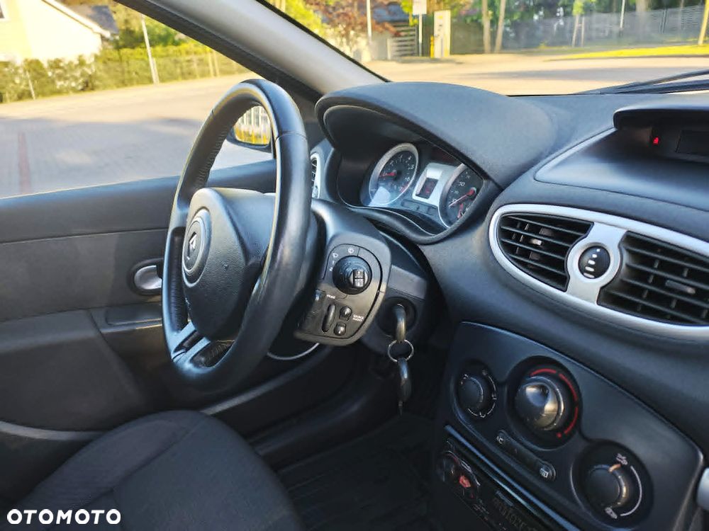 Renault Clio 1.2 16V Confort Authentique - 28