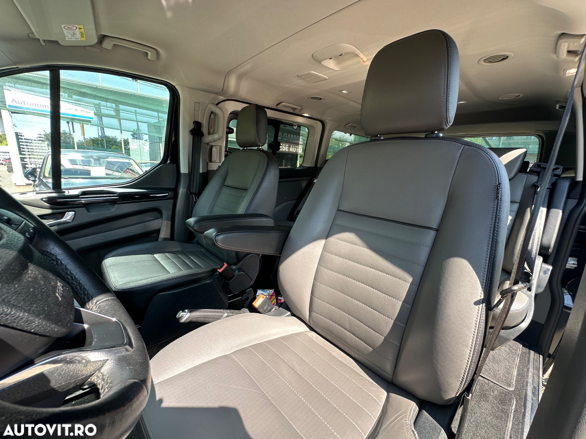 Ford Tourneo Custom Bus 320 2.0 EcoBlue 170 CP L2H1 Titanium Aut. - 17