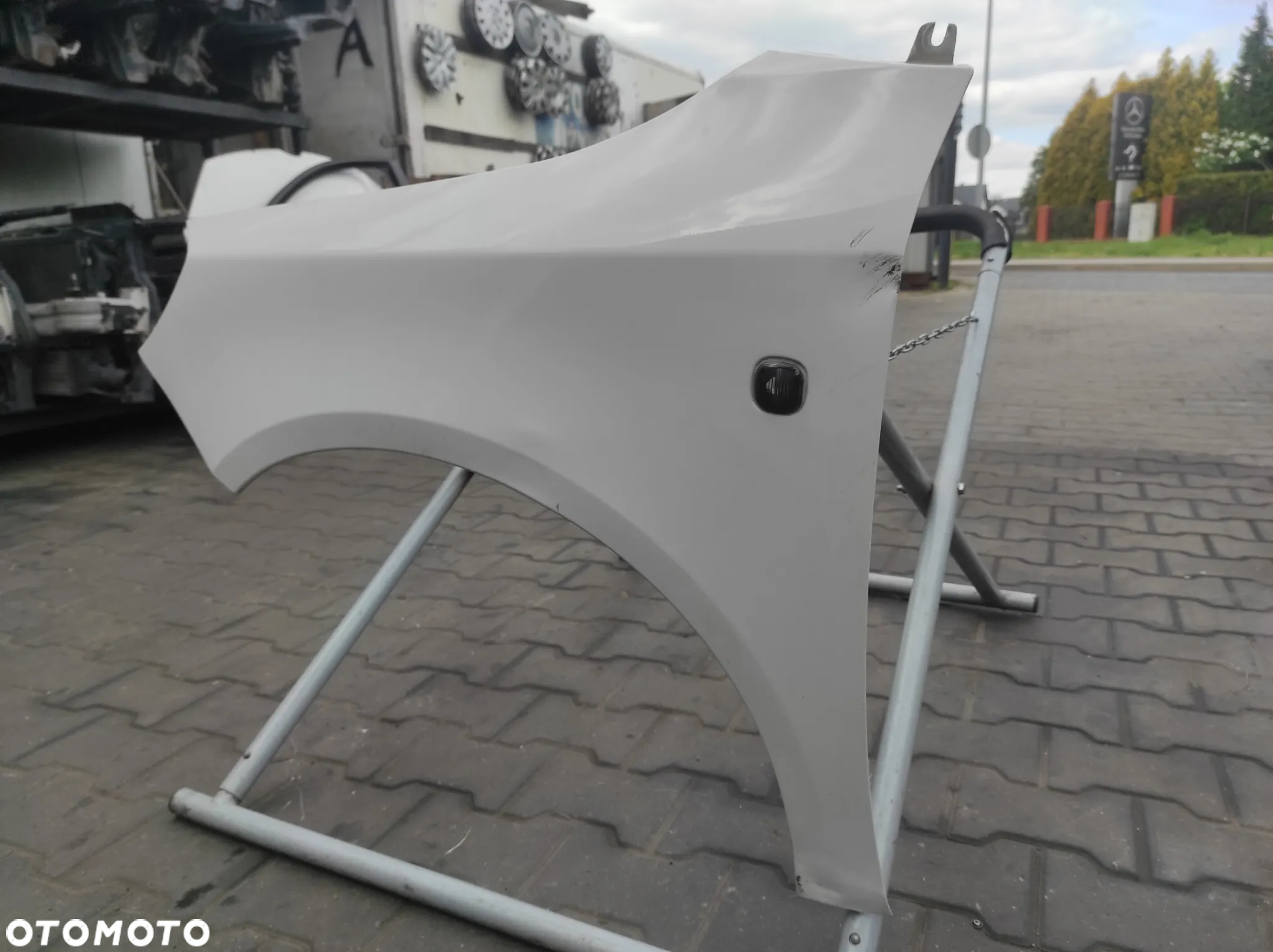 BŁOTNIK LEWY SKODA FABIA 2 LIFT LF9E 1026 BIAŁY WYSYŁKA !!!!! - 2