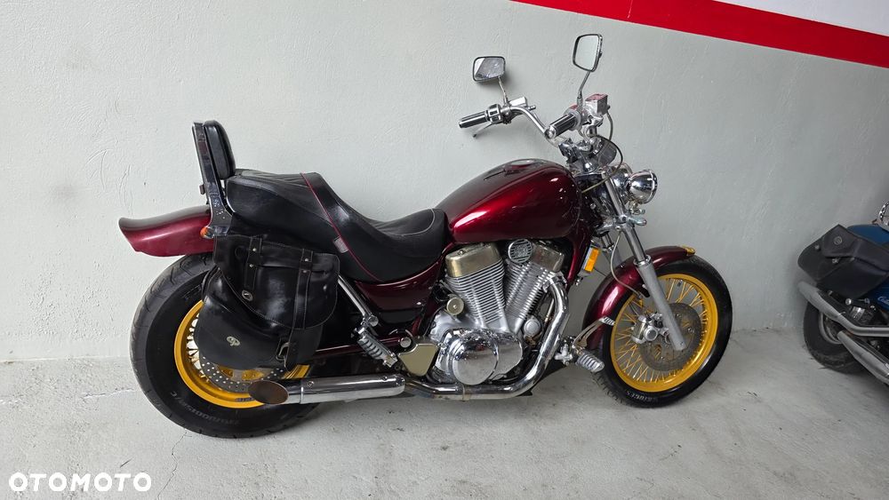 Suzuki Intruder - 10