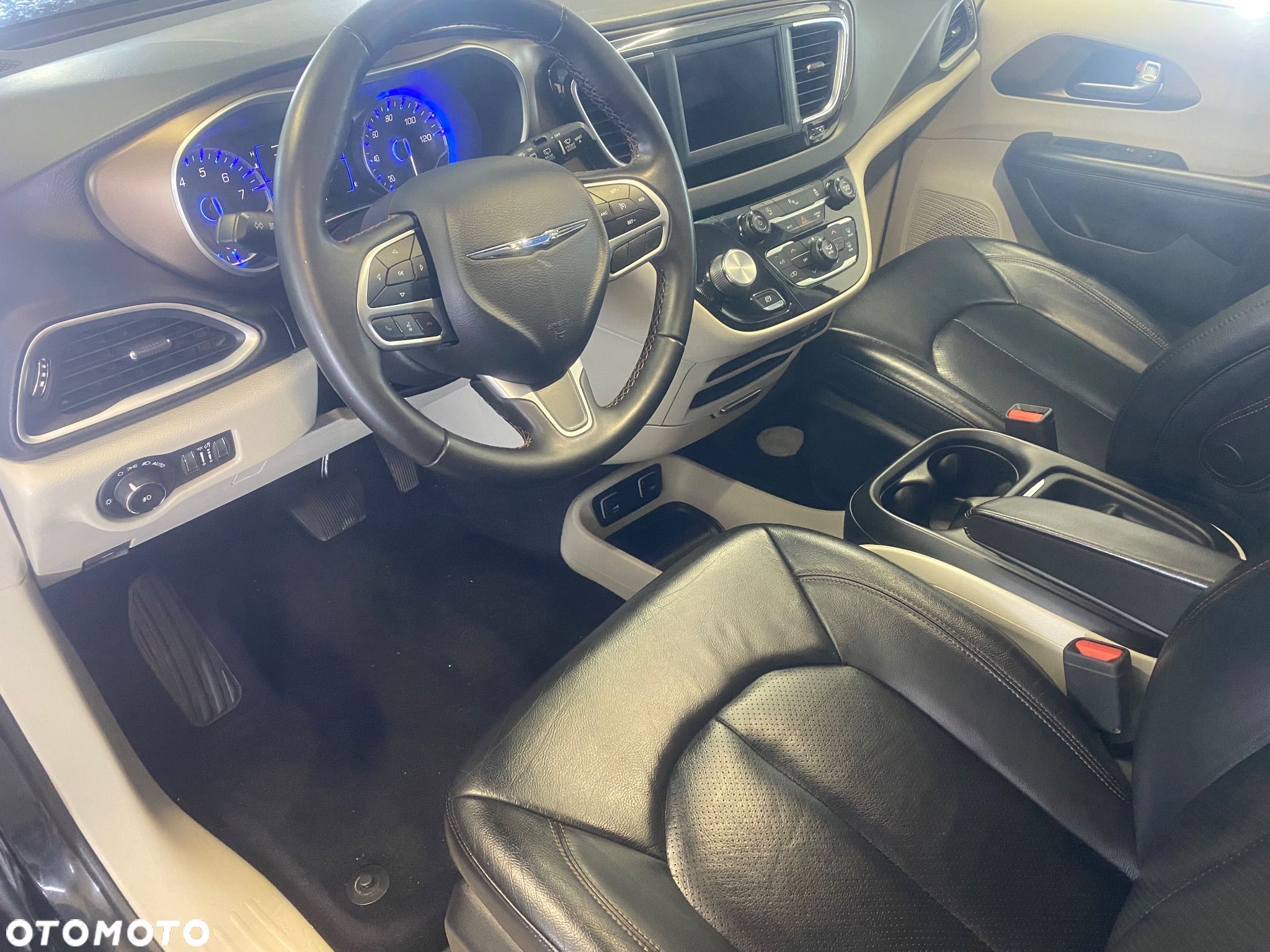 Chrysler Pacifica - 9
