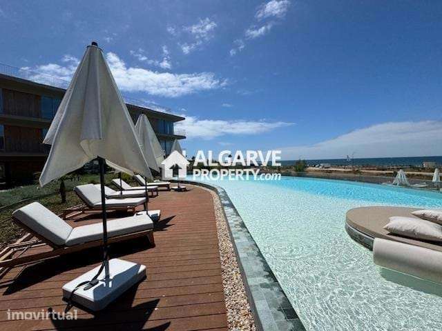 Luxuoso apartamento T2 novo em frente à Praia de Quarteira, Algarve - Grande imagem: 2/12