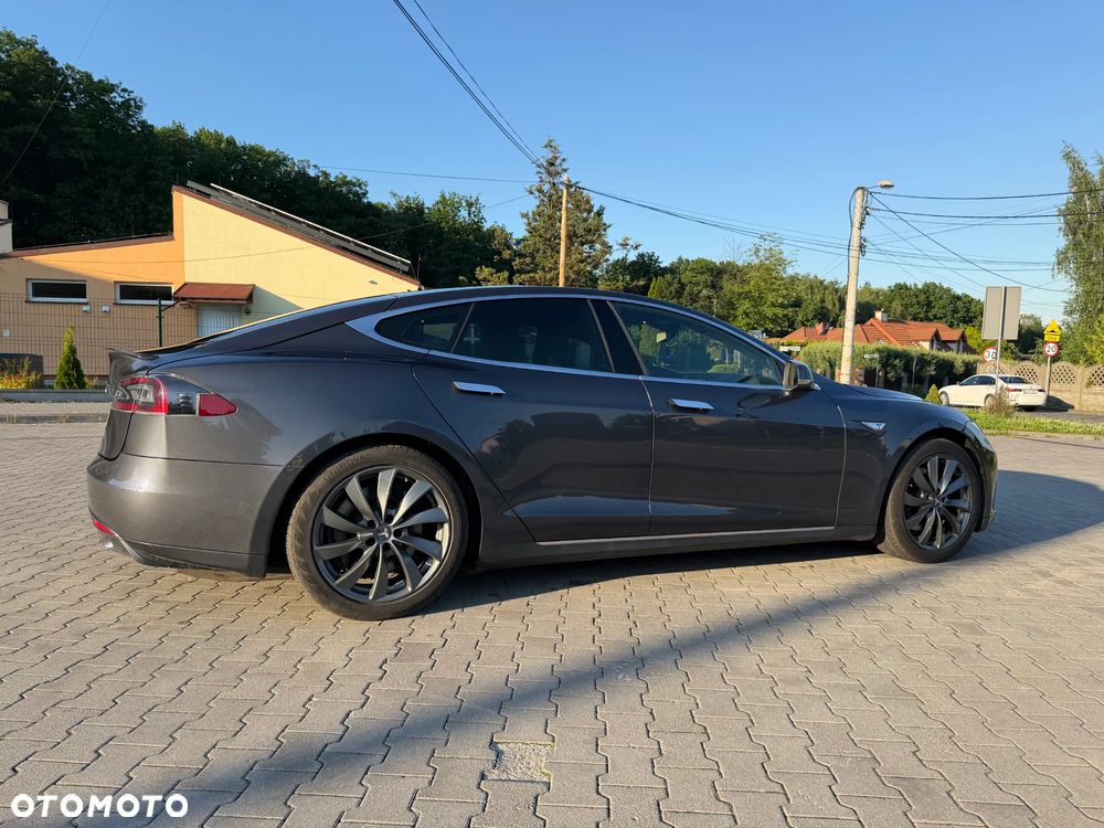 Tesla Model S 85 D - 9