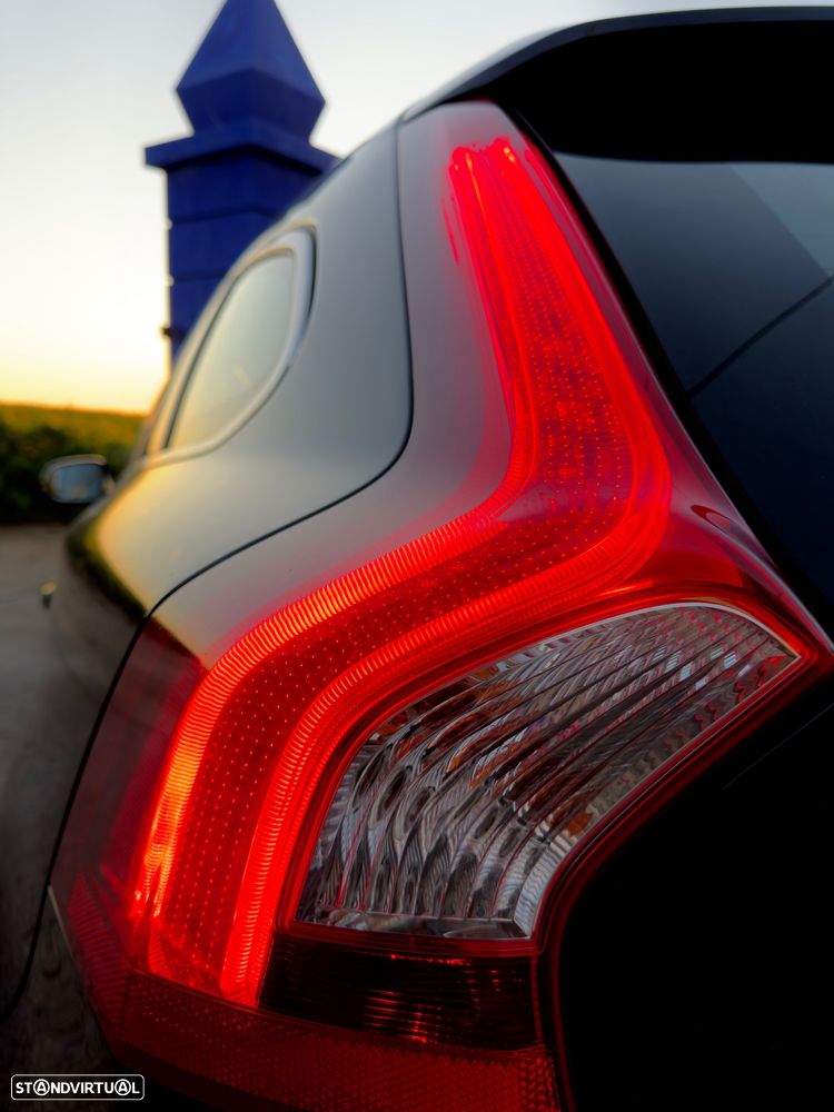 Volvo V60 D6 Plug-In-Hybrid AWD Geartronic Summum - 4