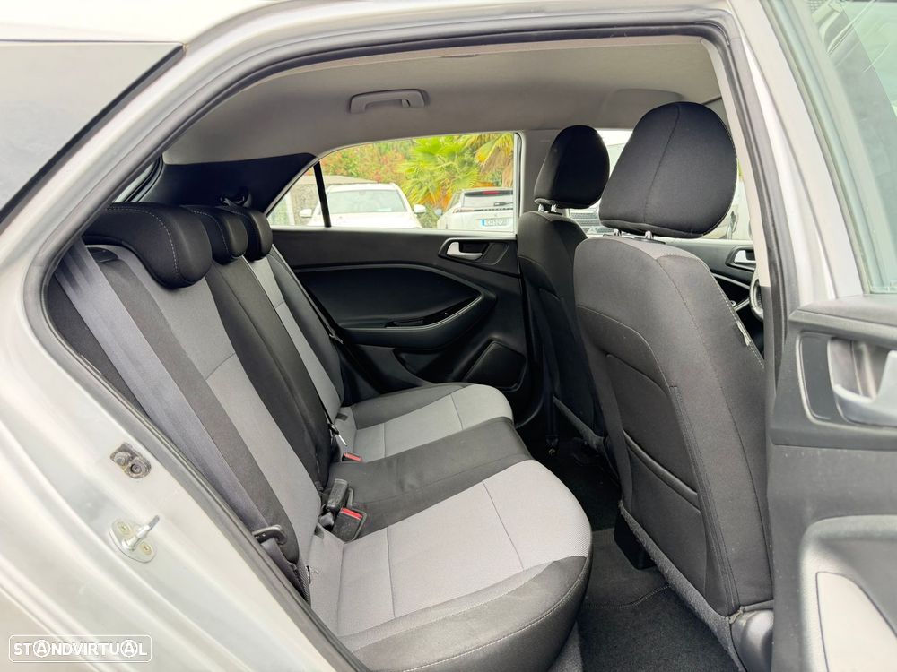 Hyundai i20 1.1 CRDi Comfort+Pack Look+JLL16 - 11