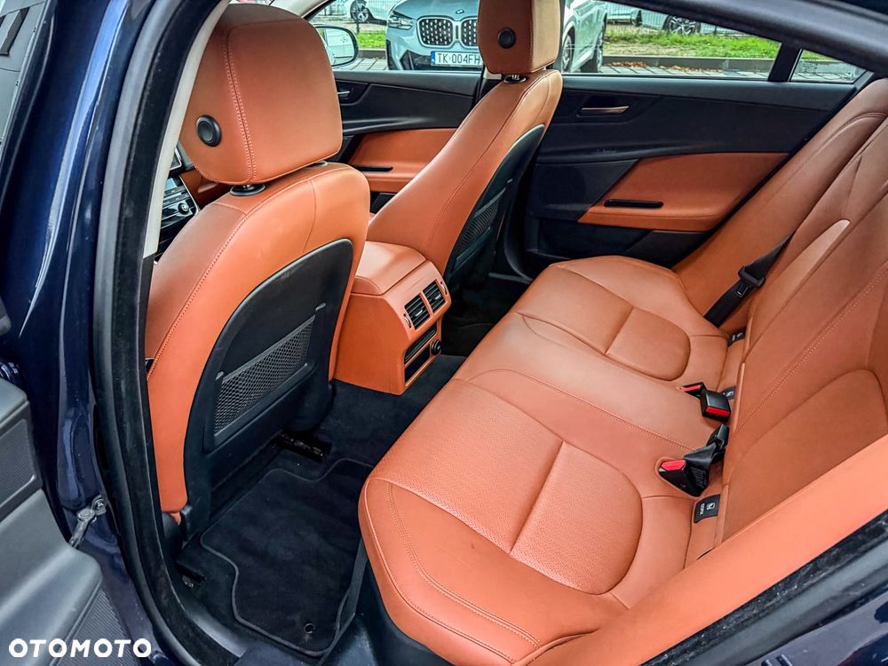 Jaguar XE 2.0 D Portfolio - 10