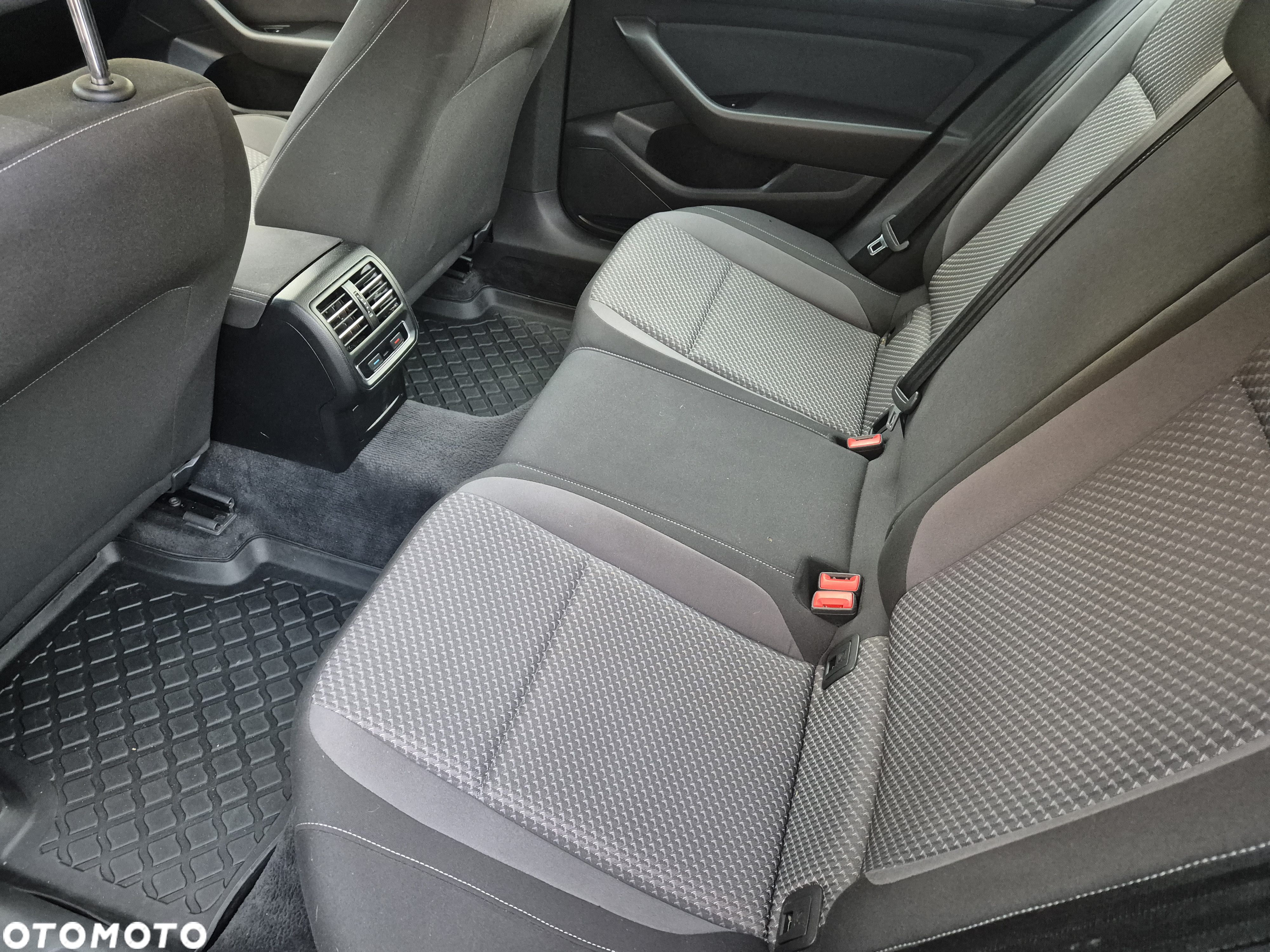 Volkswagen Passat - 11