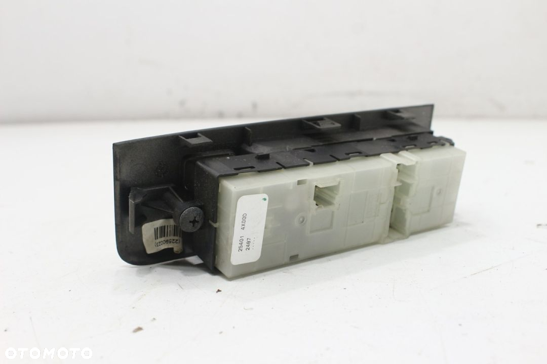 NAVARA D40 PANEL SZYB LEWY EU - 6