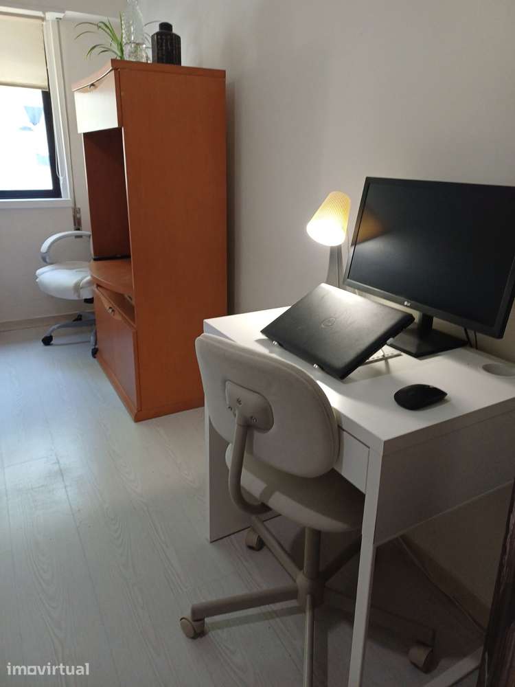 Quarto / Room com Varanda e Workspace | Perto da Praia & NOVA SBE - Grande imagem: 5/10