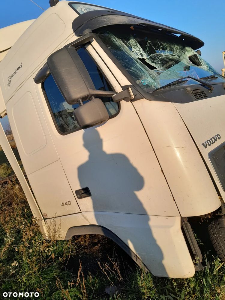 volvo fh 09r    CWIARTKA - CZAPKA DACHU PLECY KABINY - PODSZYBIE